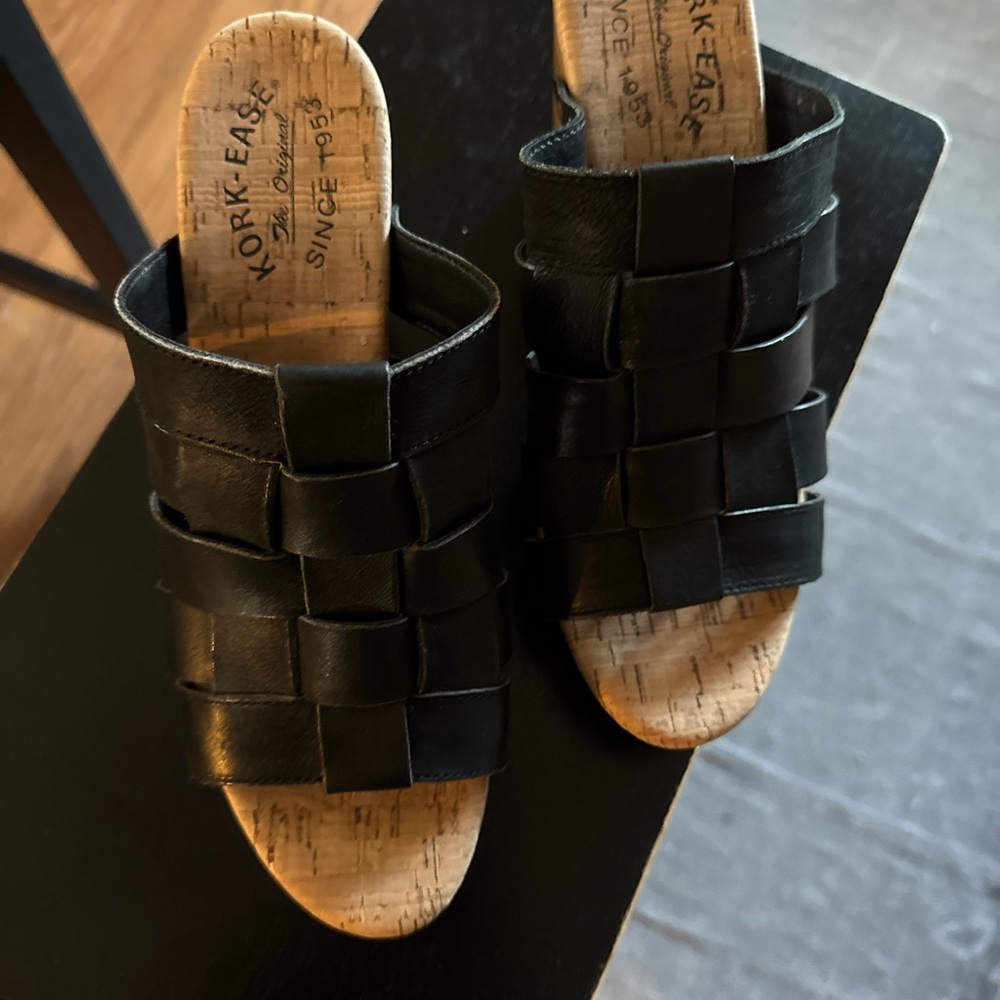 KORK-EASE Women's Black Leather Heeled Sandals - Picture 3 of 9